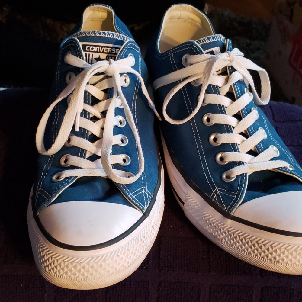 Tennis shoes